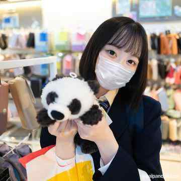 FC2-PPV-3199516 - 初顔出し撮影！！tikt◯kでアイドルを目指し夢見た美◯女女子◯生・・・思春期の女子生徒に破廉恥行為を繰り返し卑猥な裸体を見せつける未成熟の身体に連続膣内射精！！ cover.jpg