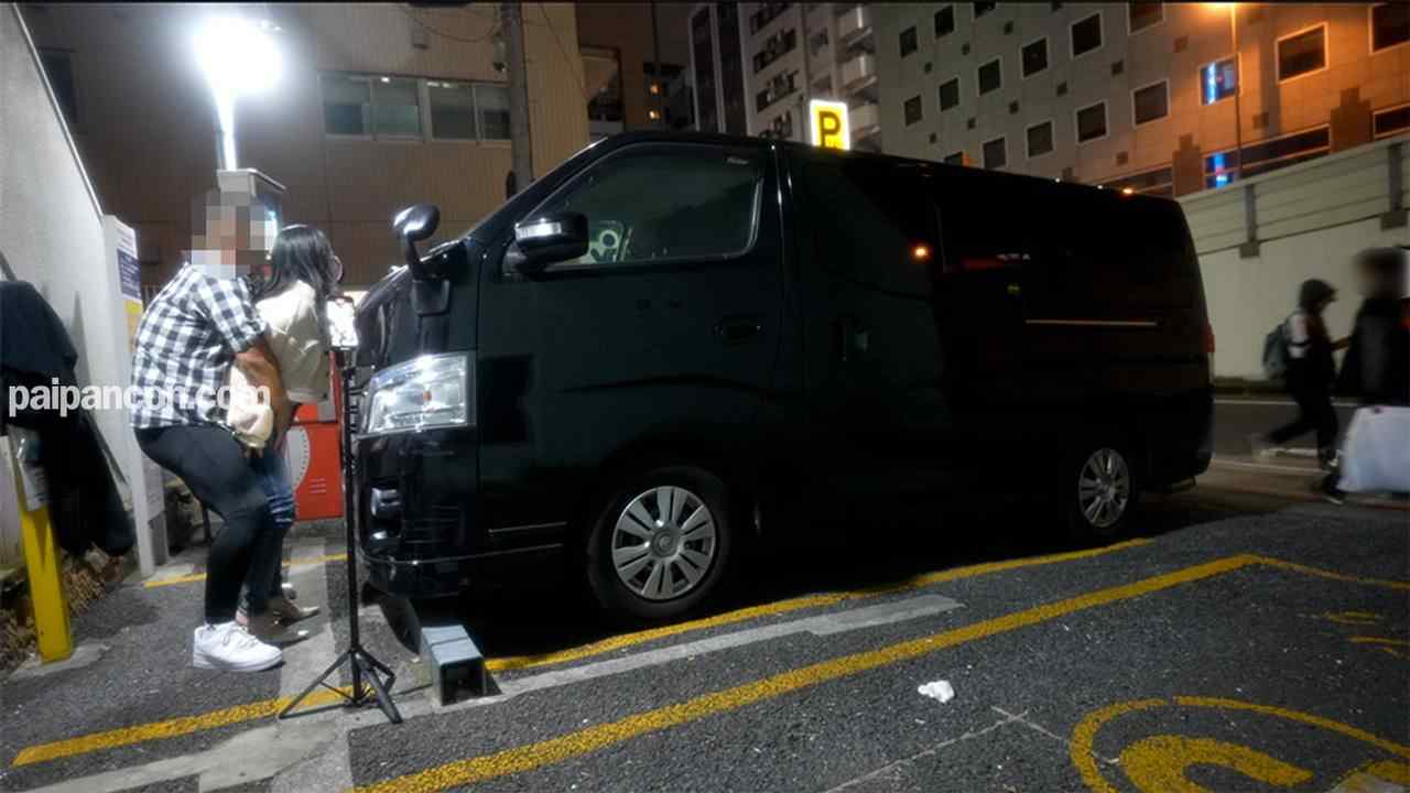 FC2-PPV-4057781 - 完全街中露出、人通り横、着衣立ちバック中出し、横を人が行き交う中、、ジーンズ穴あけ、現*役女子大生、初撮影、バック固定首輪で電動ピストン！、『個人撮影』個撮完全オリジナル３９１人目 thumbnail_6.jpg